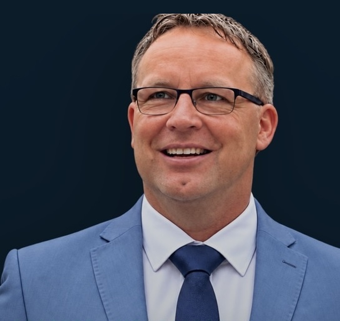 Christian Boenke im blauen Anzug